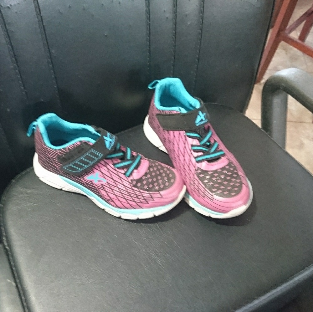 Tennis shoes